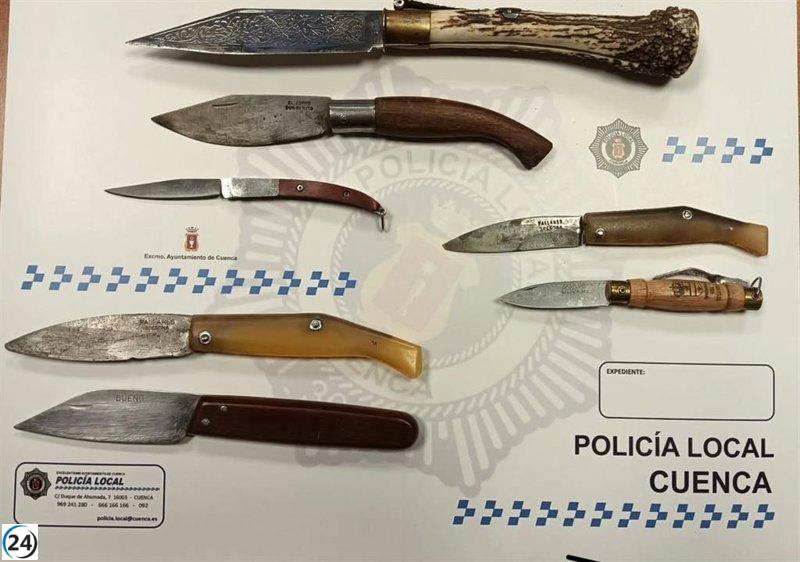 Policía de Cuenca decomisa siete navajas durante control de infracciones viales.