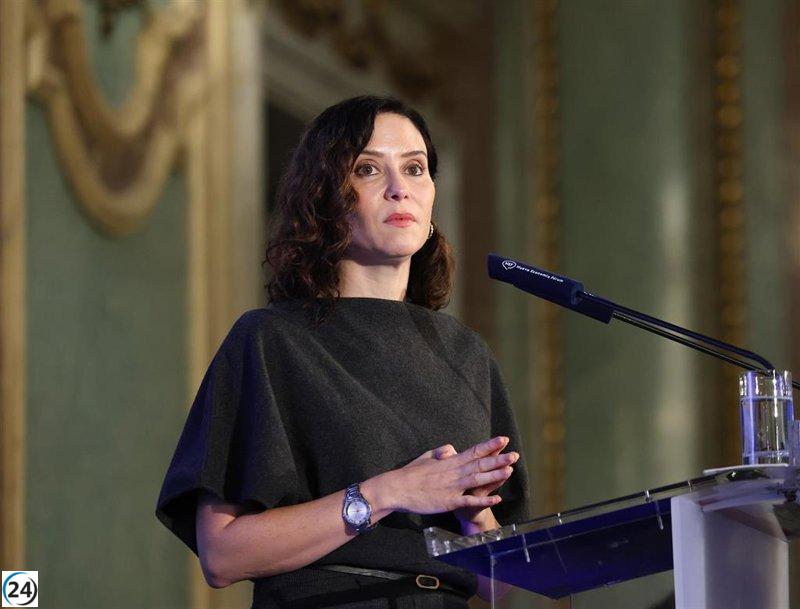 Ayuso destaca el esfuerzo de los bomberos y minimiza la importancia del incendio de Peñalba.