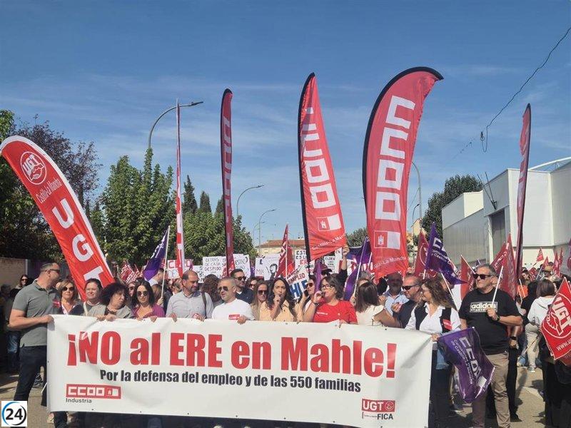 Protesta masiva en Motilla de Palancar contra el despido de 550 empleados por parte de Mahle.