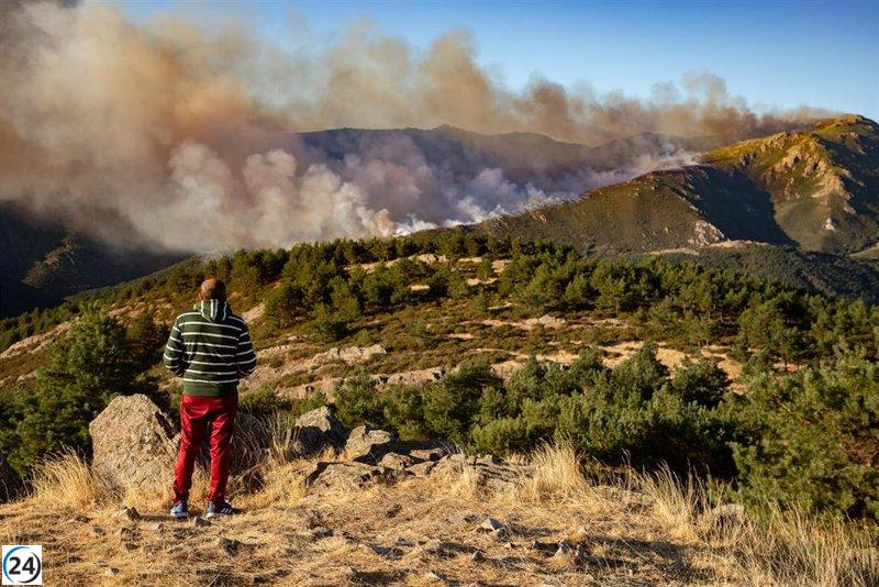 Los aviones contra incendios intensifican esfuerzos para controlar el fuego en Peñalba de la Sierra, en alerta nivel 1.