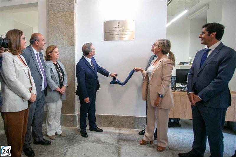 La Consejería de Hacienda presenta su nueva sede con iluminación artística en la fachada norte.