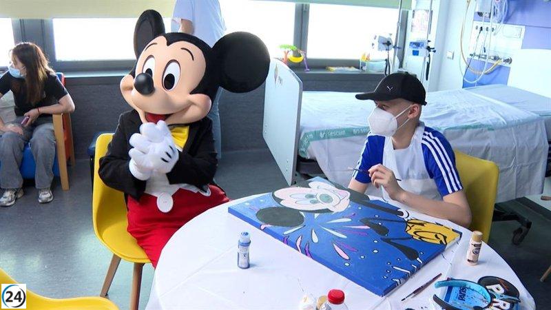 Mickey Mouse trae alegría a Pediatría del Hospital de Albacete con José Alfaro, embajador de Disney.