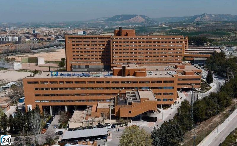 Mujer de 26 años sufre inhalación de humo tras incendio en su cocina en Guadalajara.