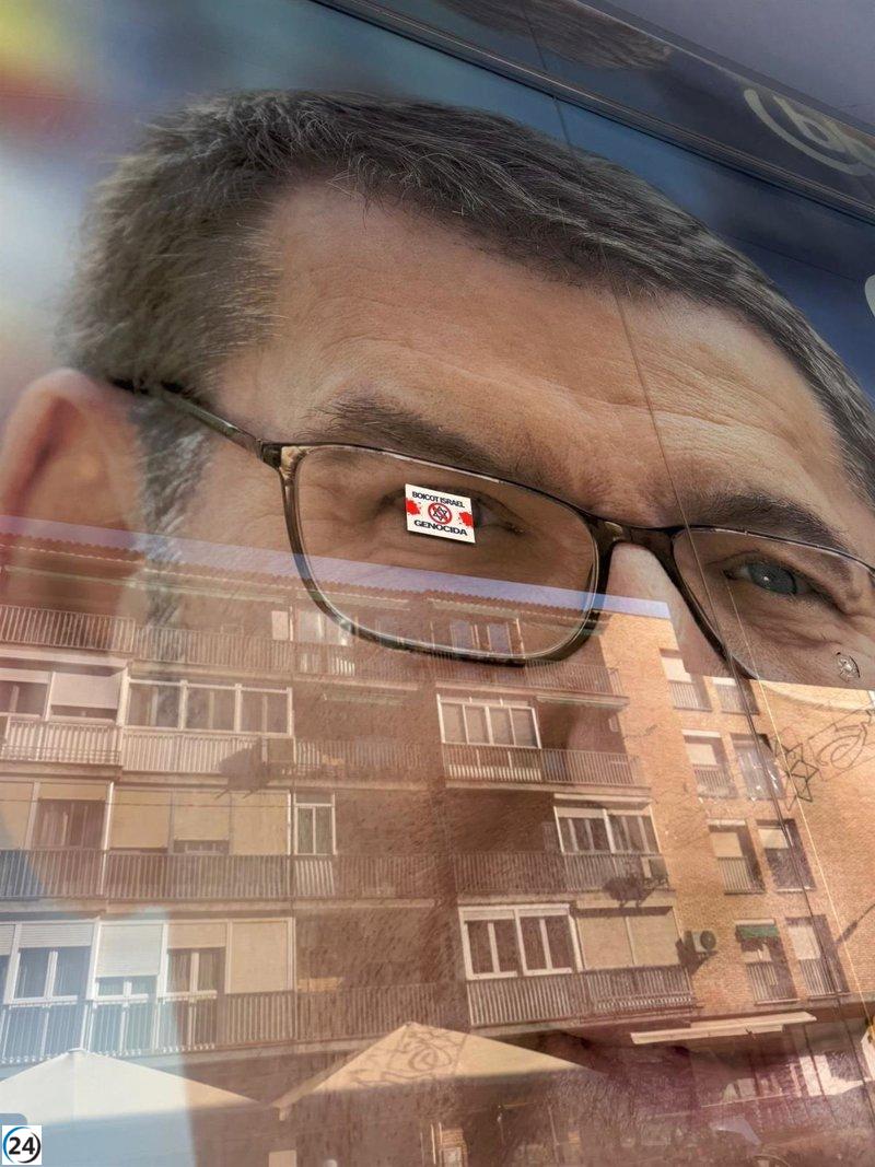 El PP de Castilla-La Mancha condena el ataque a su sede en Toledo con adhesivos sobre Núñez Feijóo.