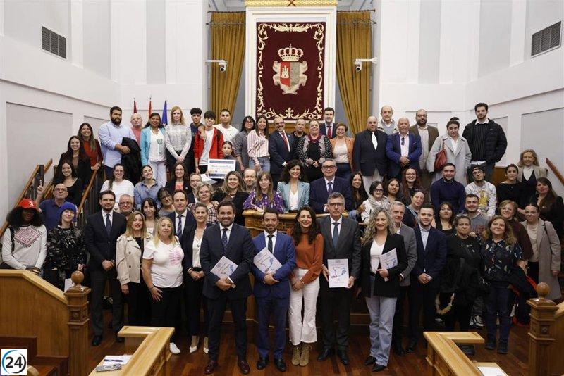 Grupos en defensa de la pobreza apoyan en las Cortes iniciativas contra el odio y estímulos para la juventud.