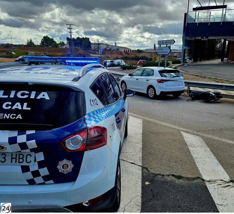 Conductor herido en choque entre coche y ciclomotor en Cuenca es hospitalizado.