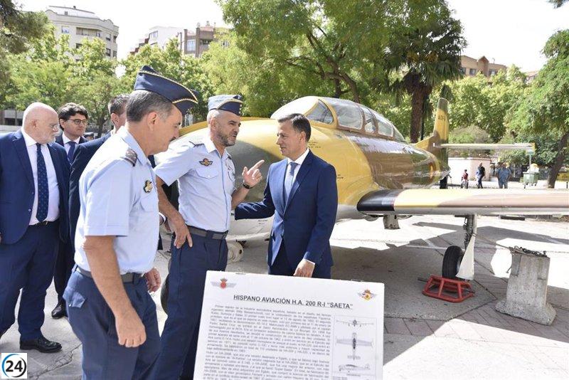Albacete rinde tributo a su Base Aérea con la colocación de un avión Mirage en una rotonda de la Avenida de España.