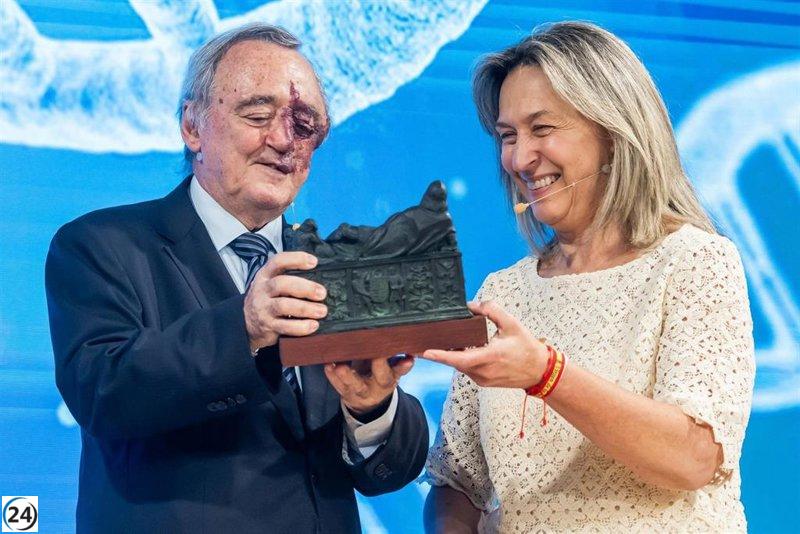 Mariano Barbacid es galardonado con el Premio Valores Humanos y Culturales en el inicio del curso de Siglo Futuro.