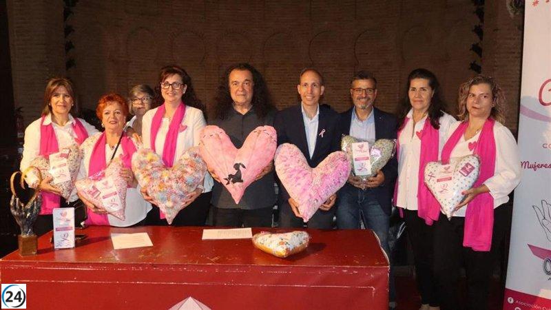 ‘Corazones con alma’ presenta 62 cojines solidarios contra el cáncer de mama en Toledo.