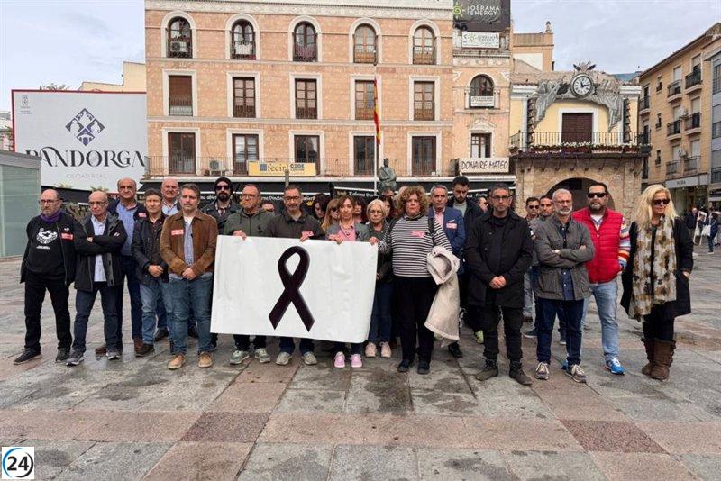Sindicatos UGT y CCOO se manifiestan ante la patronal tras tragedia laboral en Socuéllamos.