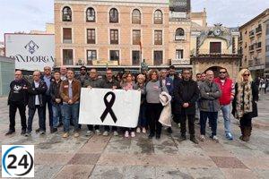 Sindicatos UGT y CCOO se manifiestan ante la patronal tras tragedia laboral en Socuéllamos.