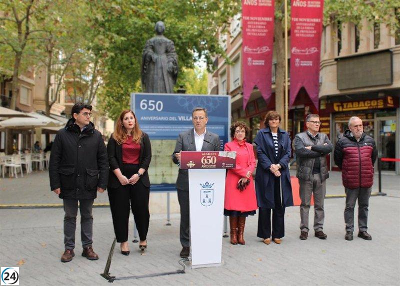 Serrano invita a explorar la exposición que celebra 650 años de historia de Albacete en la plaza de la Constitución.
