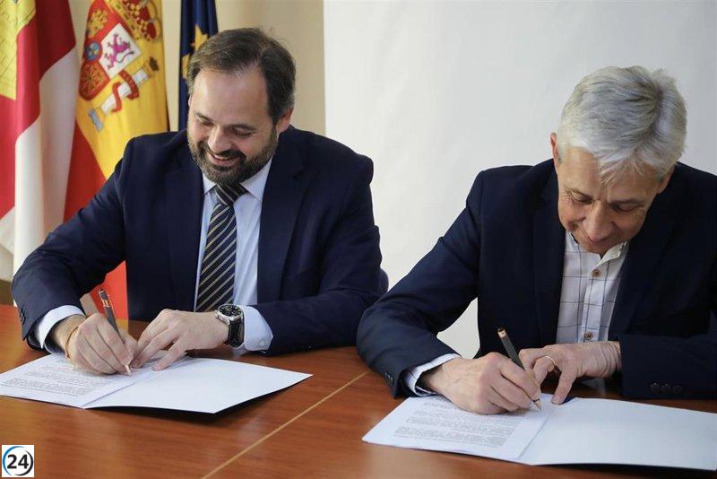 Núñez firma contrato con autónomos de C-LM para impulsar medidas a su favor si es elegido presidente.