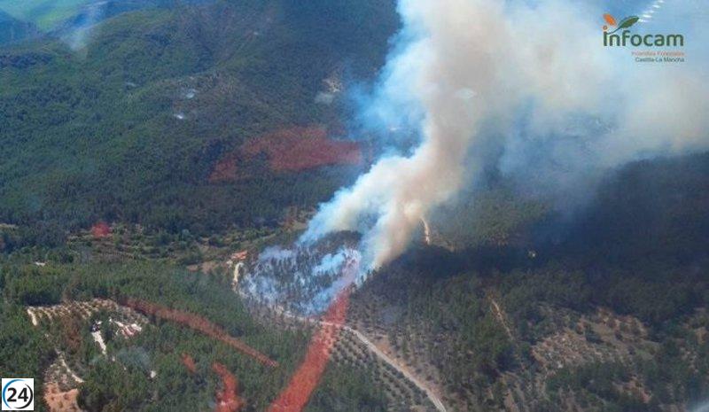 Equipo de 35 personas de 6 medios trabajan para apagar incendio en Yeste.