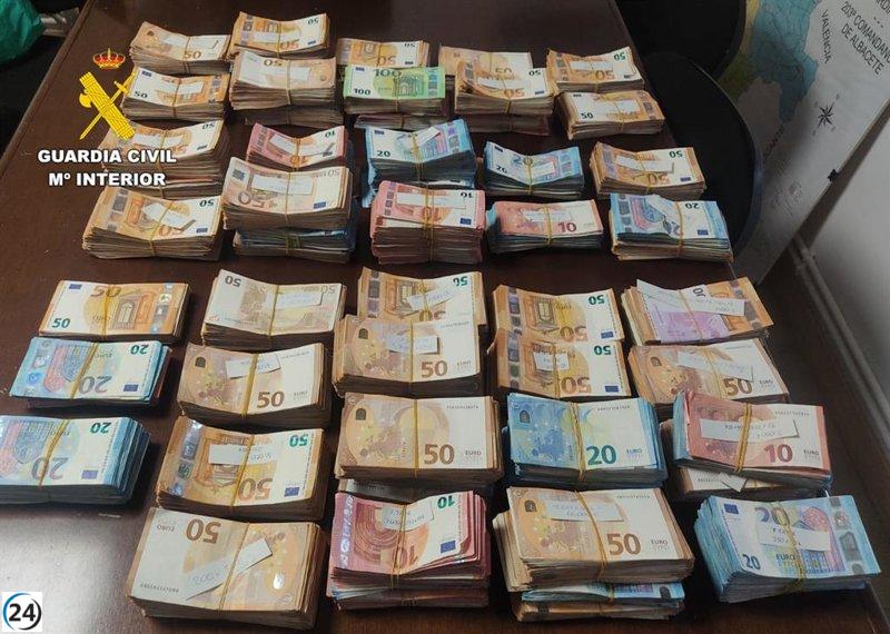 Las autoridades intervienen 400.000 euros de dos personas sin origen acreditado en Albacete.