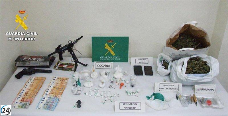 Dos varones arrestados con grandes cantidades de drogas en Almansa.