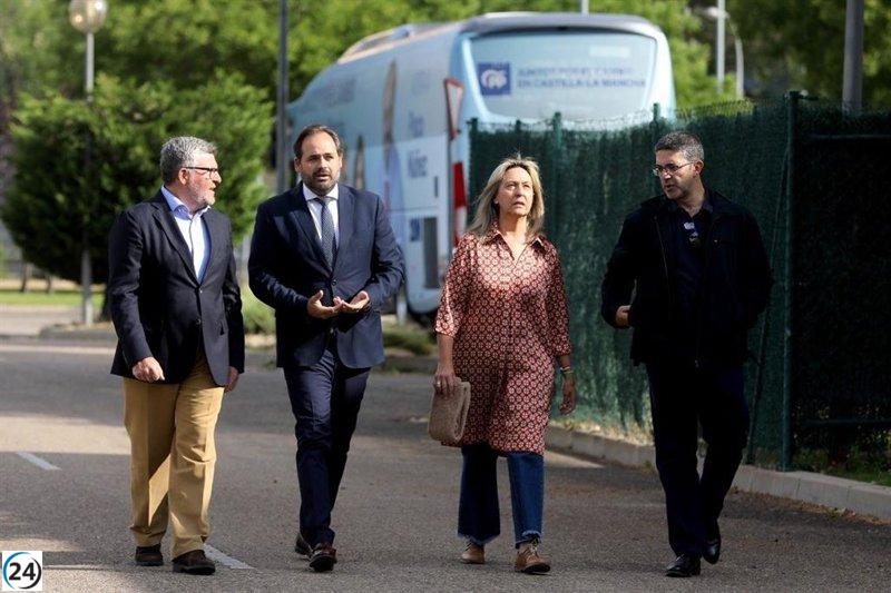 Núñez propone reducir horario lectivo de profesores si gana elecciones en Castilla-La Mancha.