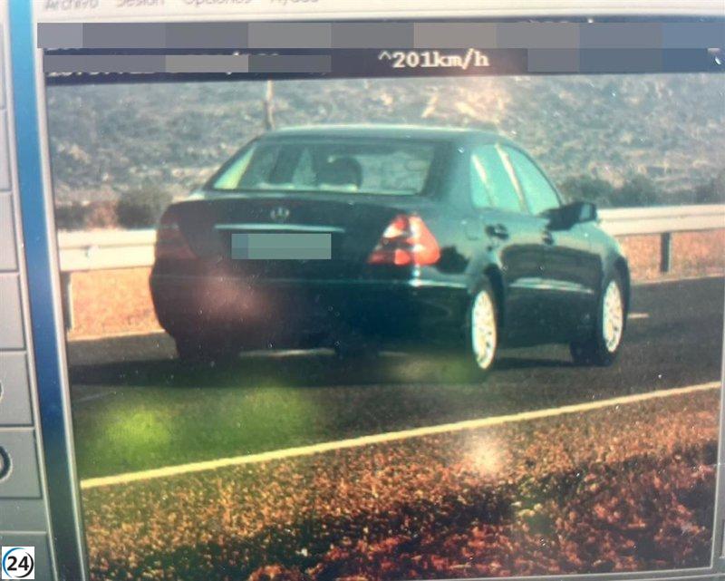 Conductor de 64 años investigado por exceso de velocidad en carretera limitada en Cuerva.