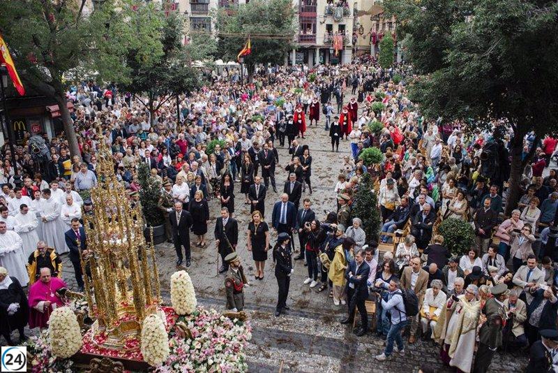 La lluvia no impide la procesión del Corpus de Toledo con menos asistentes.