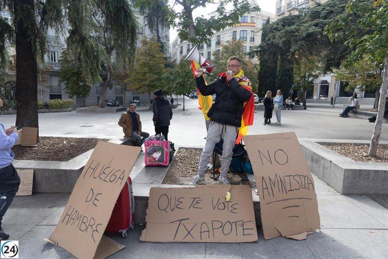 Joven de Talavera se encadena en el Congreso en rechazo a la amnistía utilizando el lema 'Que te vote Txapote'