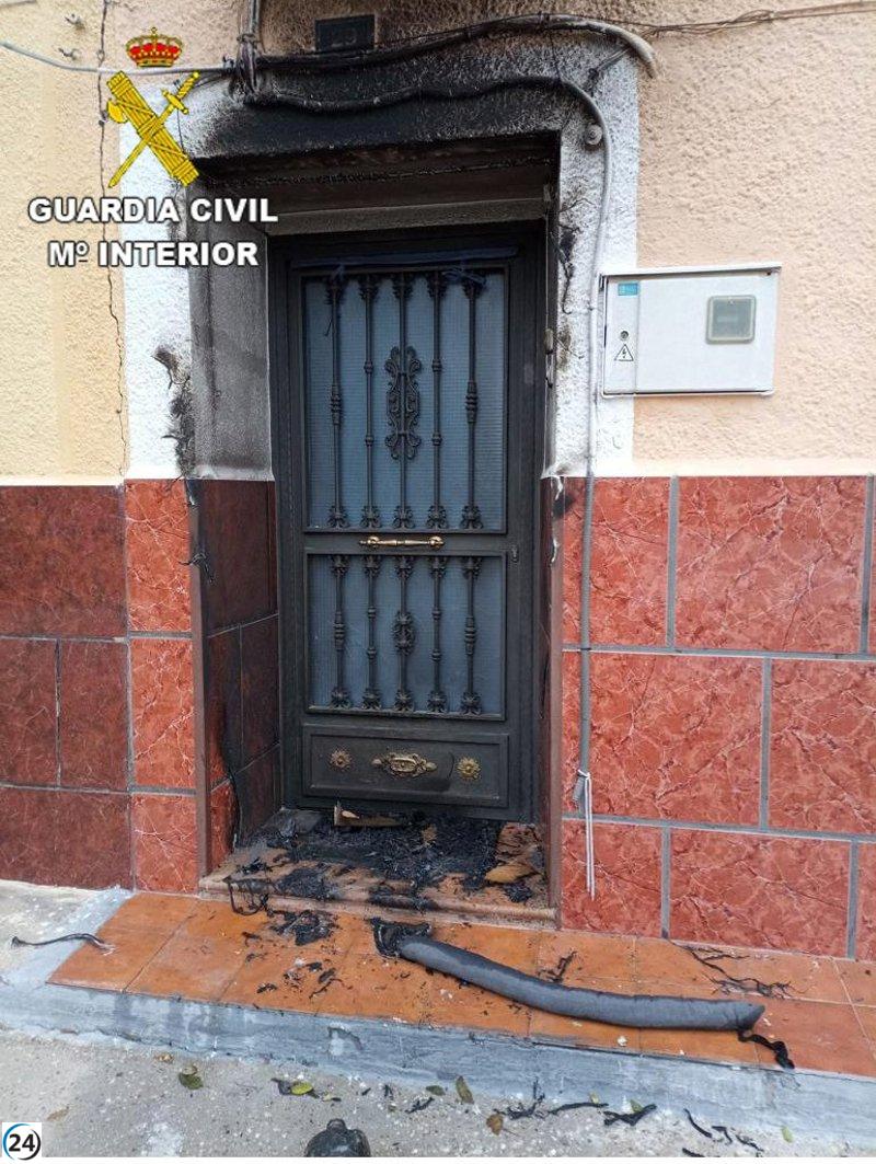 Yepes: Varón con antecedentes arrestado por vandalismo y quema de cortinas de puertas.