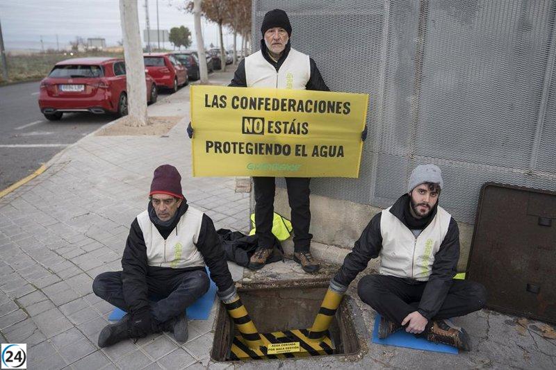 Greenpeace apaga el suministro de agua en varias confederaciones hidrográficas para exigir el fin de la contaminación causada por nitratos